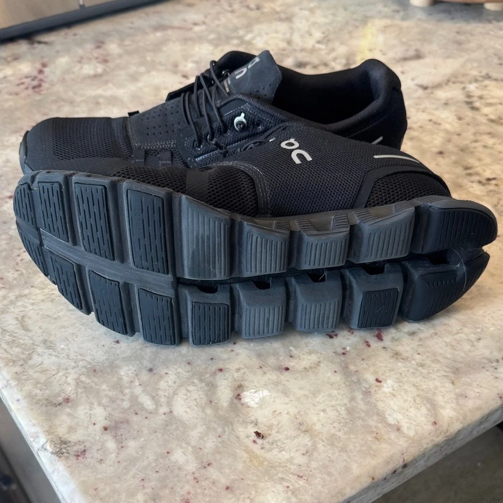 On Running Cloud 5 Black Athletic Shoes - Picture 5 of 6